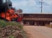 Carreta sai da pista, atinge poste e pega fogo: veja fotos