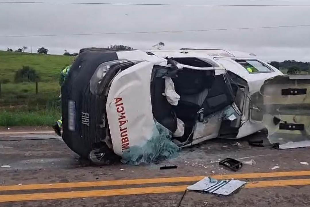 Grave acidente envolve ambulância e caminhão da coleta de lixo 