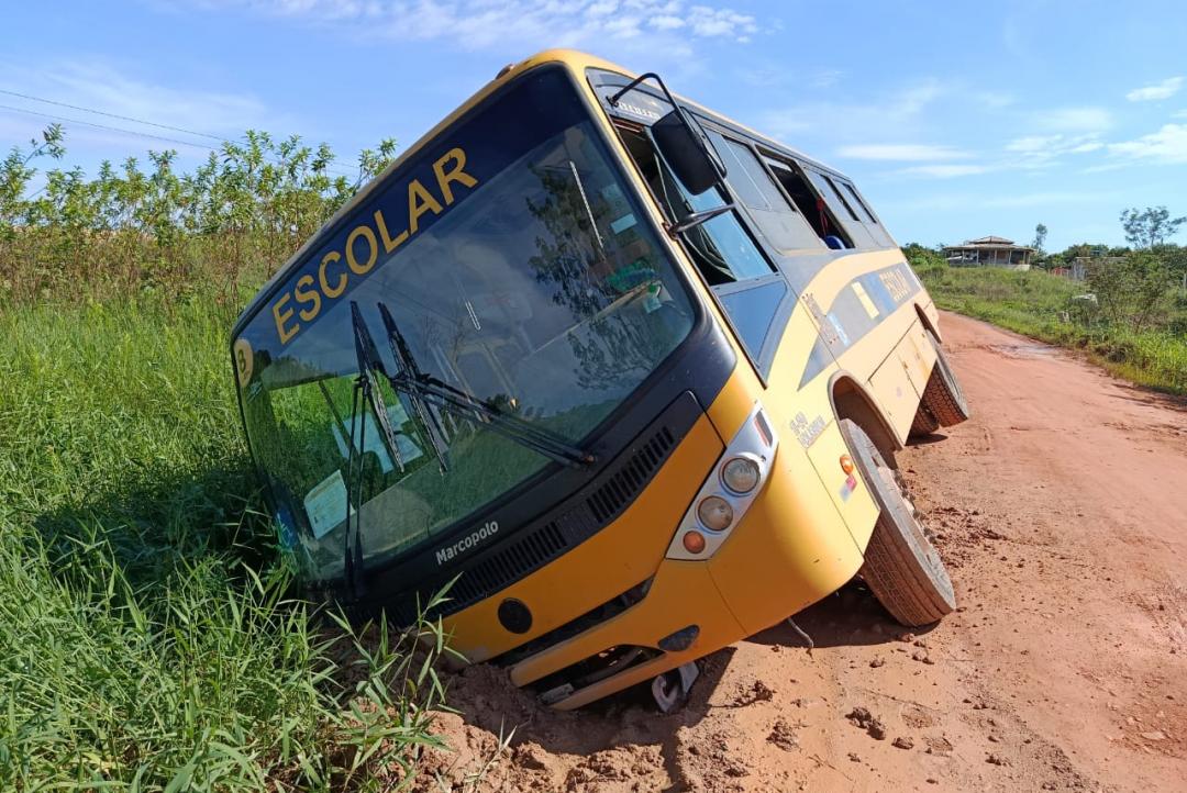 Crianças são retiradas pela janela de ônibus após incidente