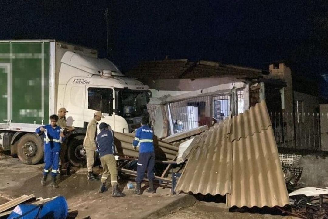 Caminhão desgovernado invade residência em Mato Grosso