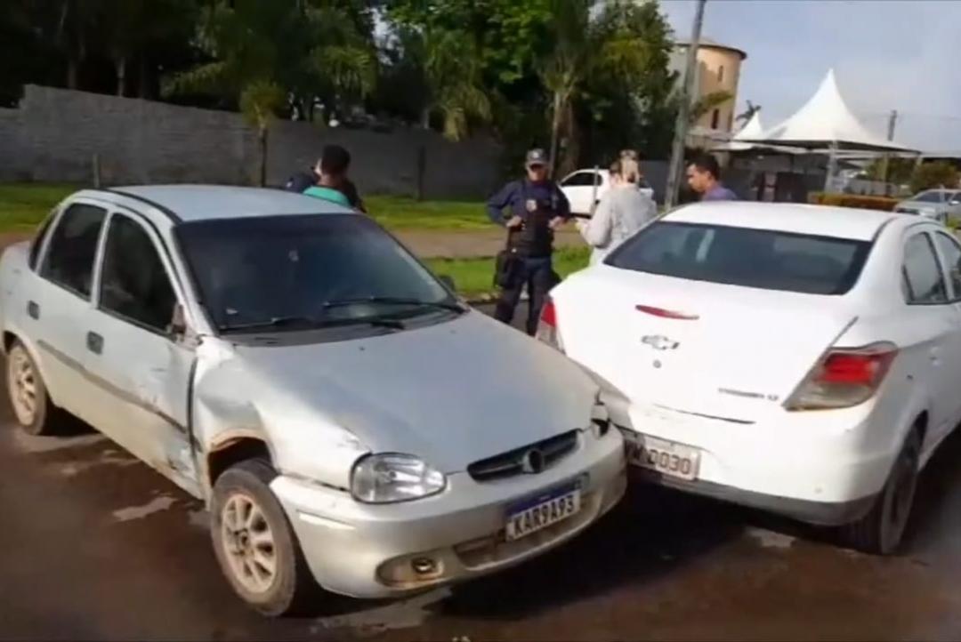 Acidente envolve três carros em Avenida do Boa Nova