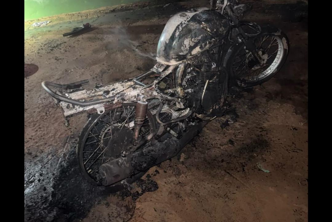 Homem ateia fogo em moto no Jardim das Oliveiras  