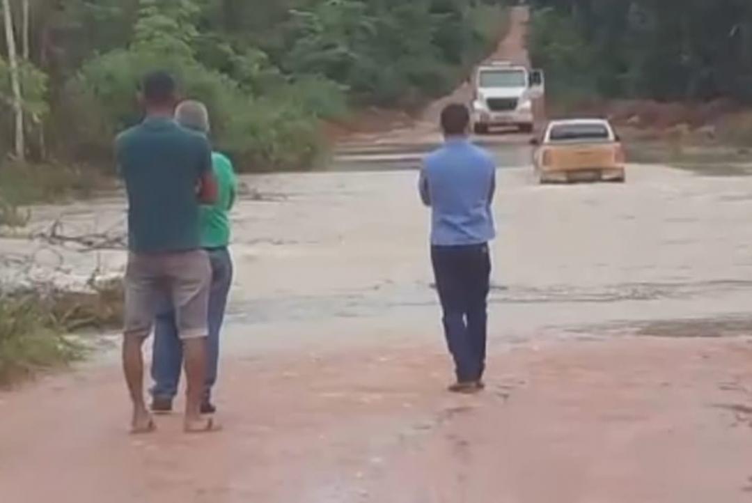 Chuvas deixam comunidades ilhadas no interior de Carlinda