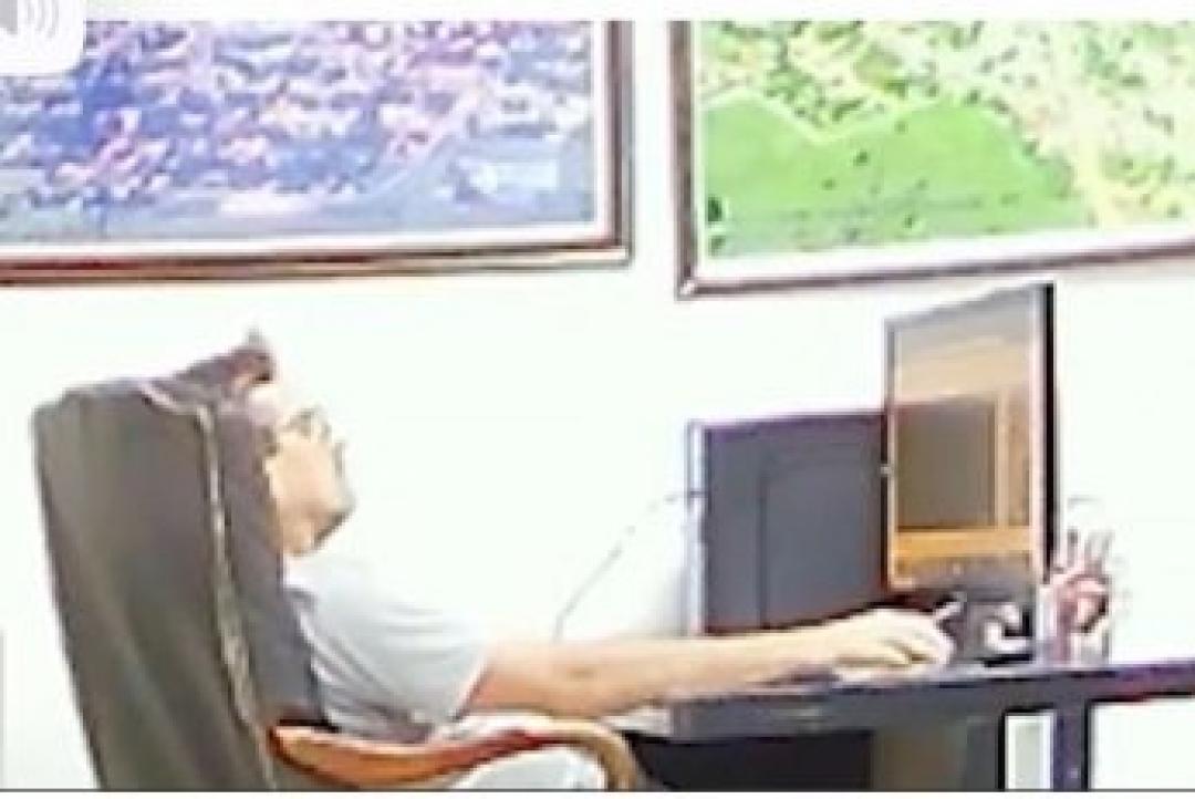 Prefeito afasta funcionário flagrado se masturbando dentro da prefeitura