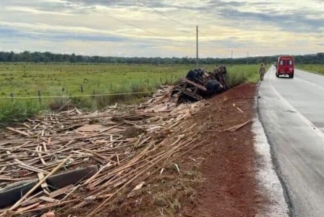 Caminhão carregado com madeira tomba e motorista morre