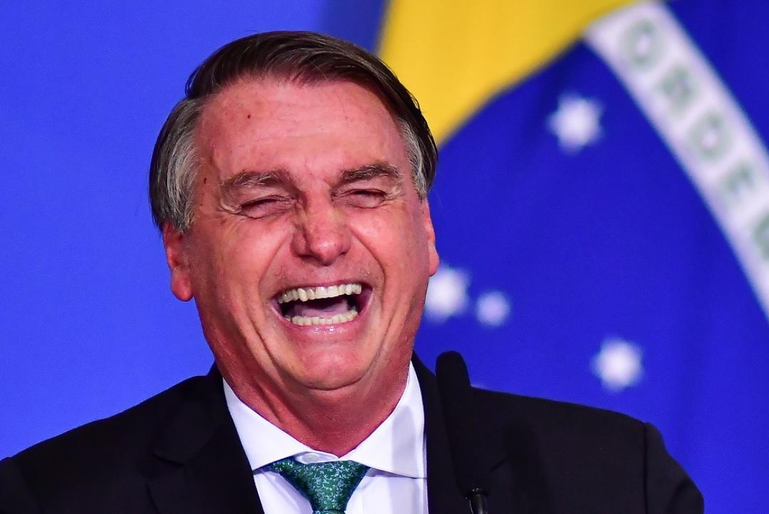 Cirurgia de Bolsonaro termina após 12 horas