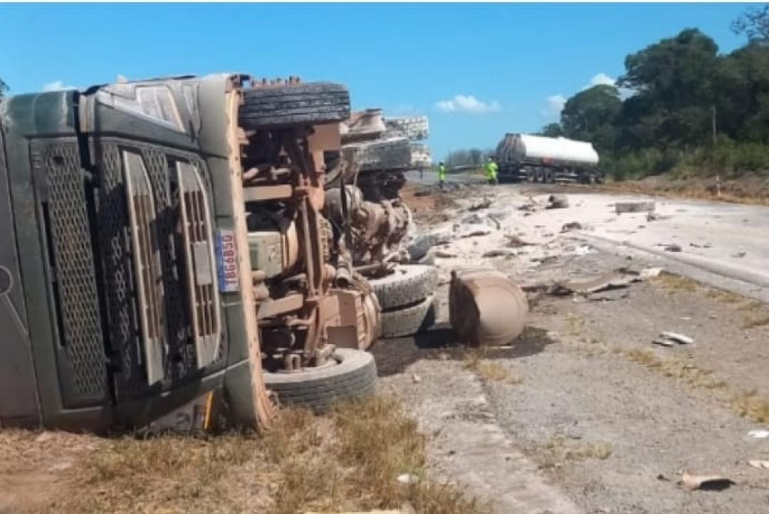 Colisão entre três carretas deixa um morto e interdita BR-163