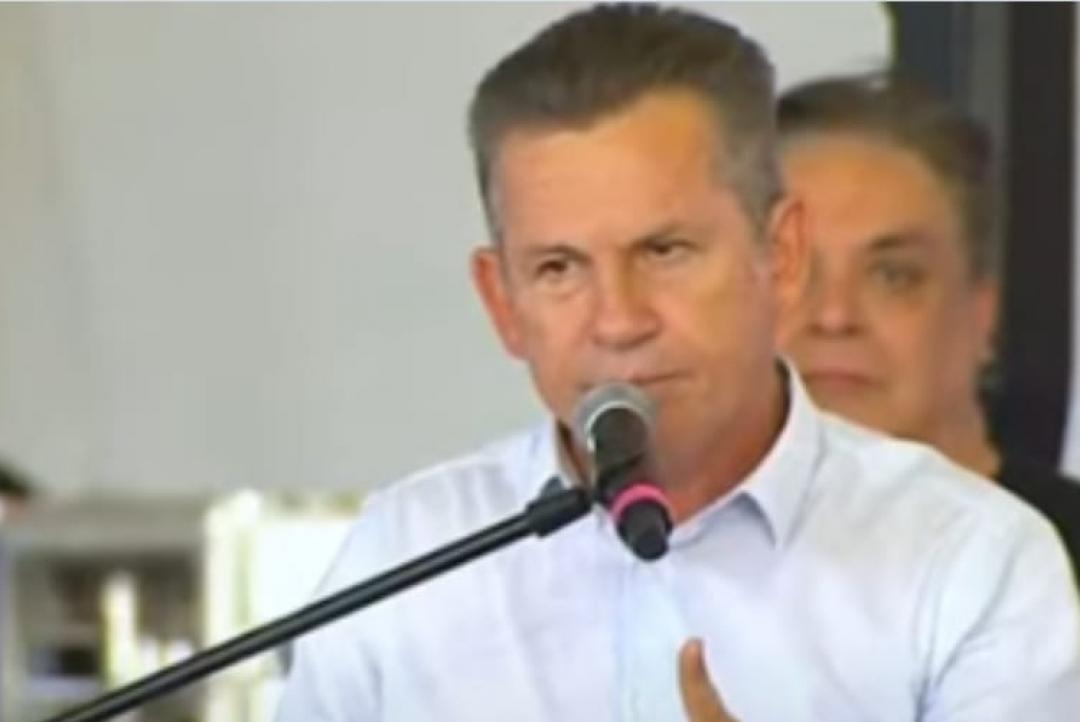 Governador Mauro Mendes é vaiado por platéia em evento 