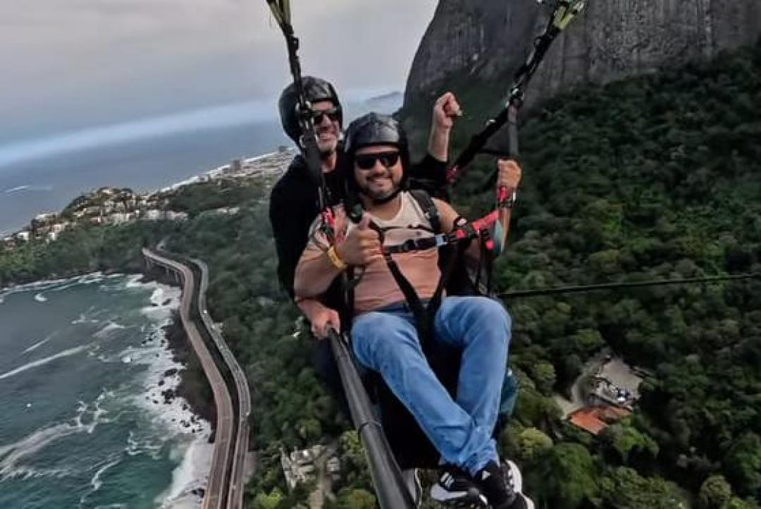 Carlinhos Almeida se aventura nos céus do Rio de Janeiro