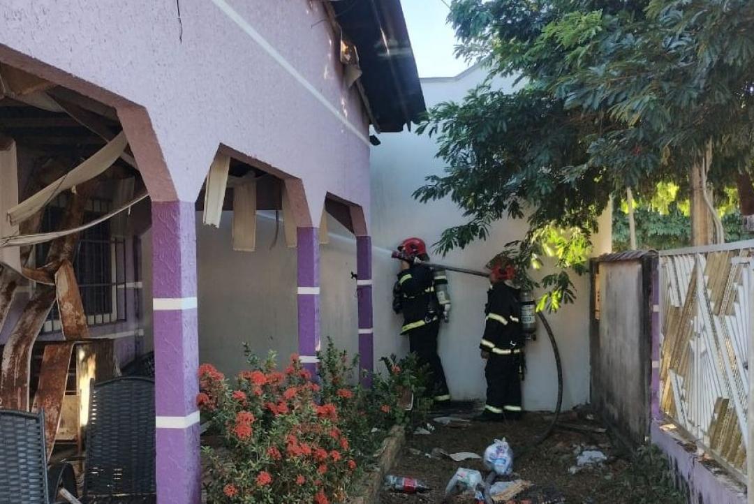 Homem agride suposto amante e ateia fogo em residência