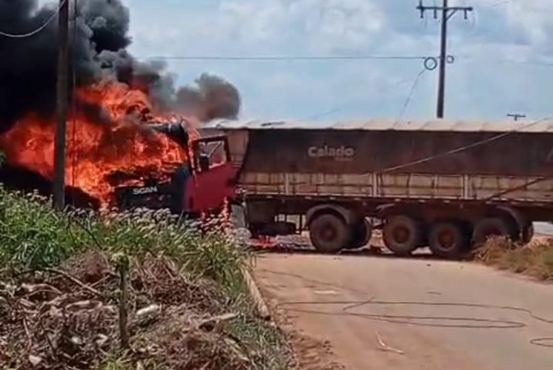 Carreta sai da pista, atinge poste e pega fogo: veja fotos