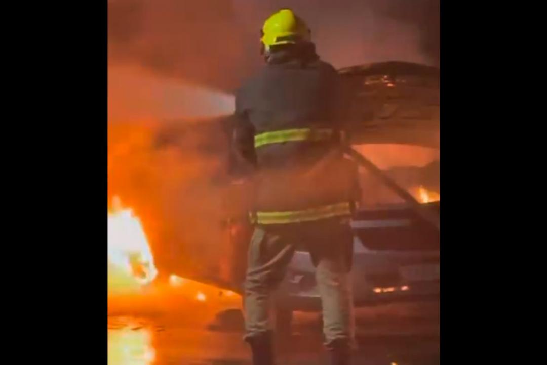Carro de aplicativo pega fogo: motorista e passageiro saem ilesos