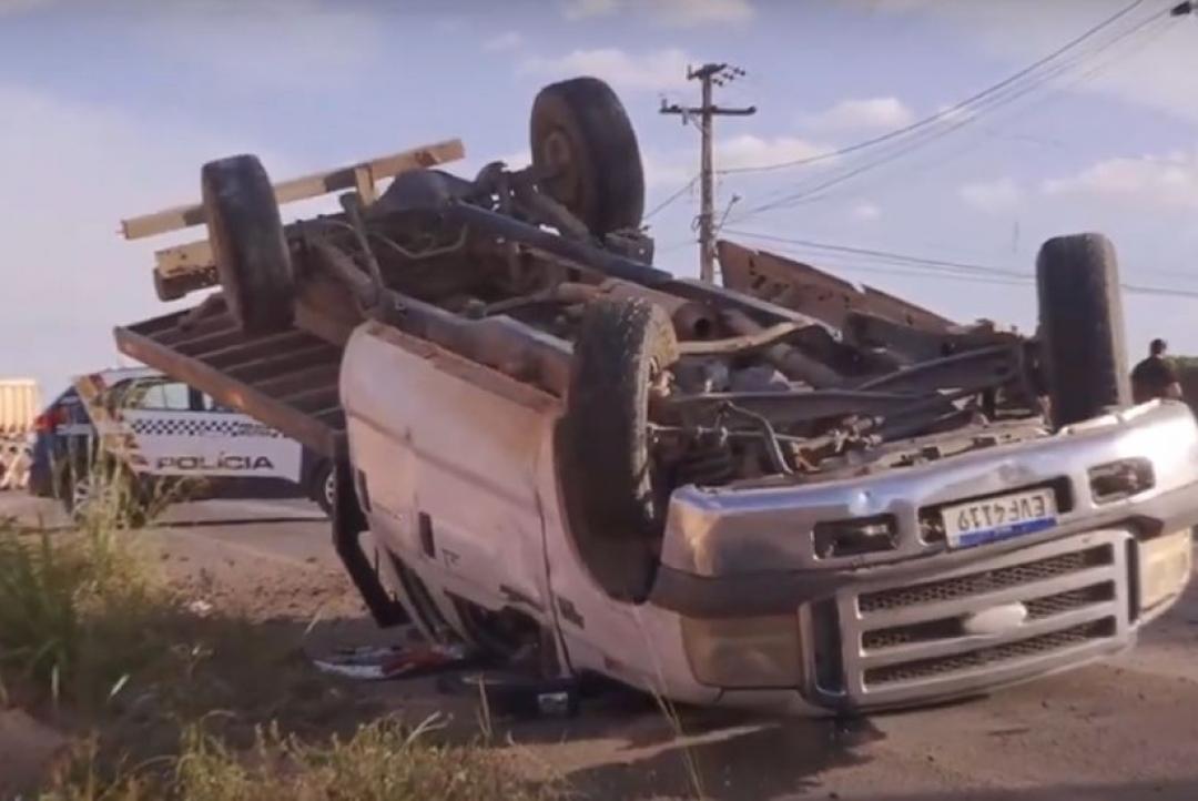 Caminhão bate em Fiat Uno e capota em Alta Floresta