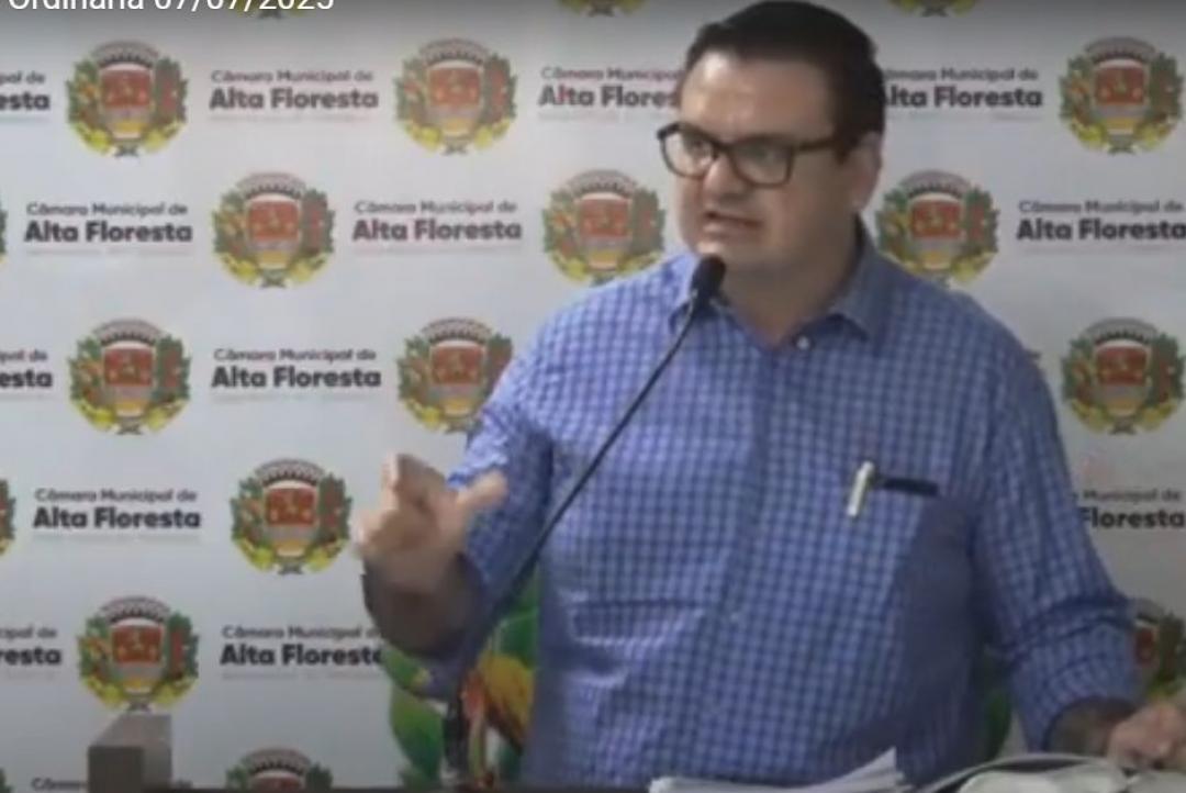 Secretário vai à Câmara se explicar e arranca elogios até da oposição