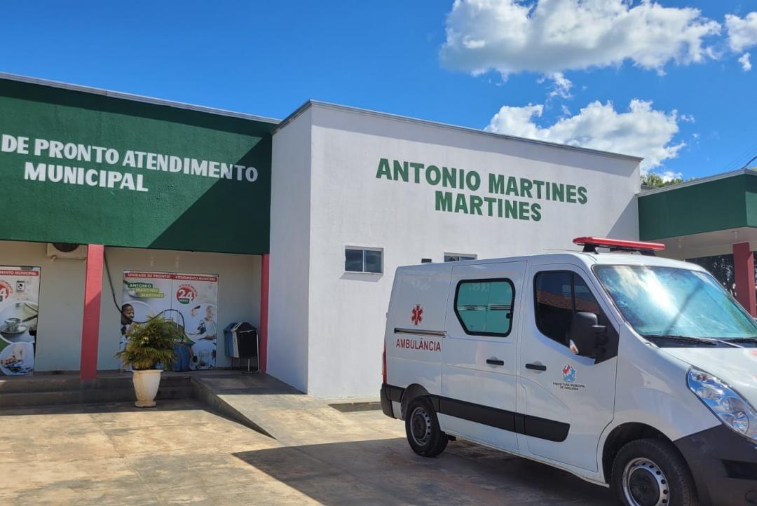 Condutor perde controle e capota caminhão em curva na zona rural