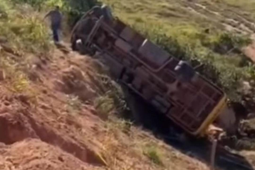 Acidente com ônibus de Paranaíta deixa professores feridos