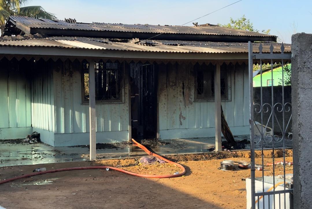 URGENTE: Residência fica destruída após incêndio no bairro Bom Jesus