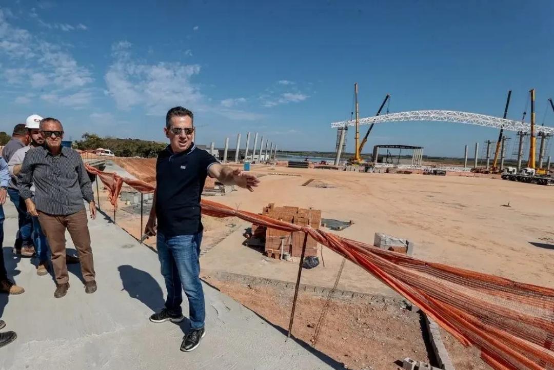 Governador de MT sofre queda em obra, tem fratura e segue internado