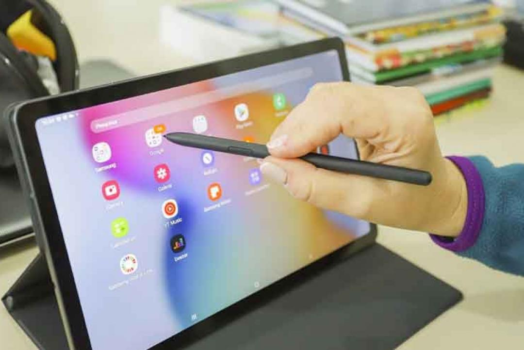 Professora é alvo da PF por desvio de Chromebooks em escola de MT