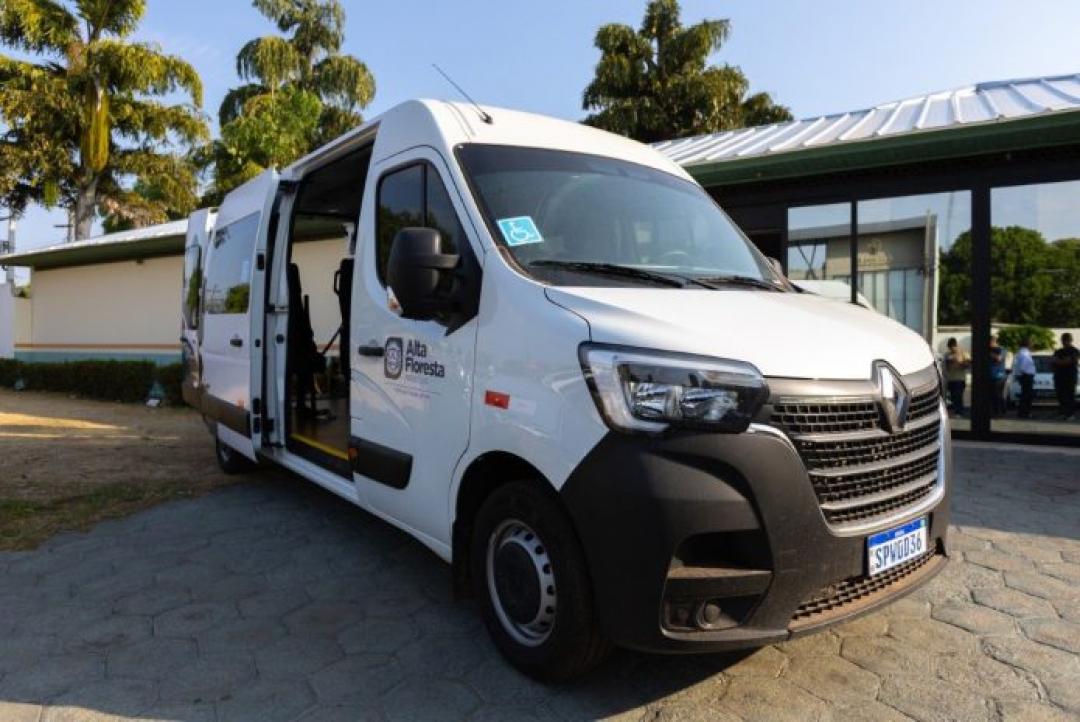 Prefeitura de Alta Floresta entrega van adaptada para transporte de pessoas com deficiência