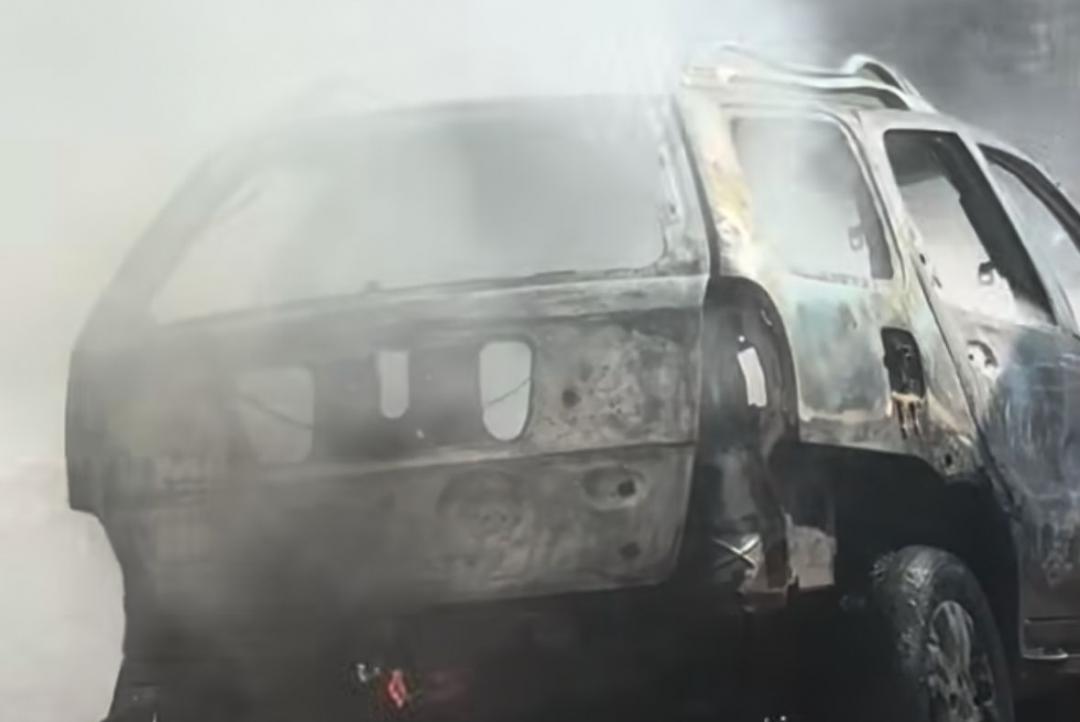 Carro é destruído em incêndio no Jardim Araras  