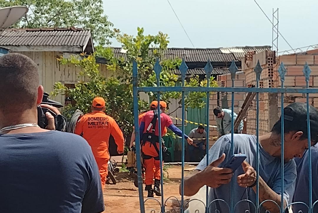 Bombeiros montam operação para retirar corpo jogado em poço 