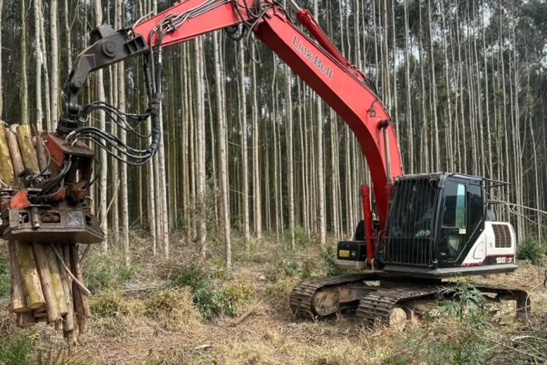 Trator e cerca de 100 toras de madeira são aprendidas em Marcelândia