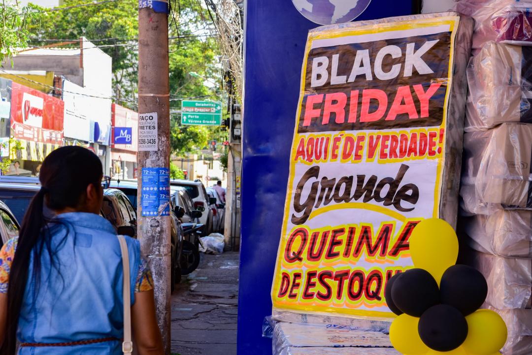 Consumidores devem pesquisar preços de produtos antes da Black Friday e ficar atentos, orienta Procon-MT