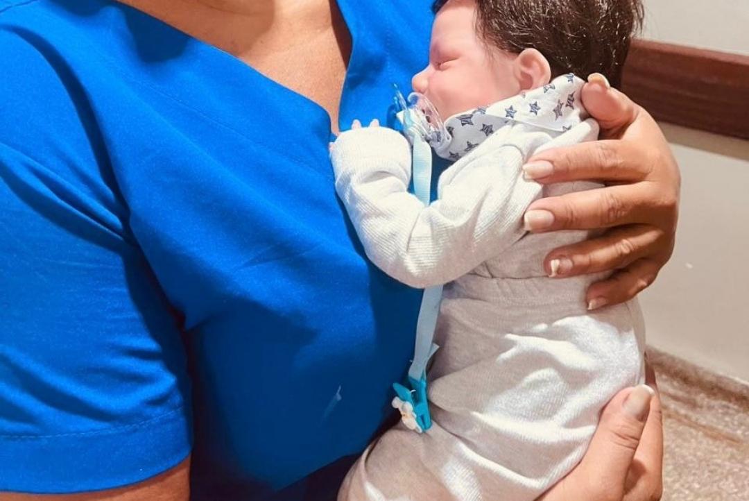 Mulher leva bebê reborn à UPA dizendo que o “filho” está gripado