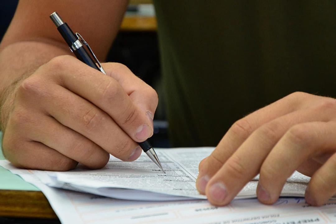 Seletivos e concursos abertos em MT pagam salário de até 9 mil reais