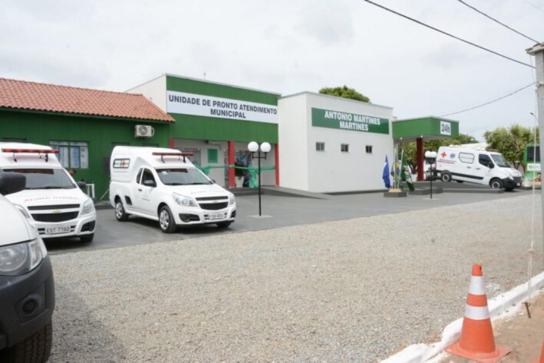 Motorista embriagado perde controle de caminhonete e causa destruição no centro de Carlinda
