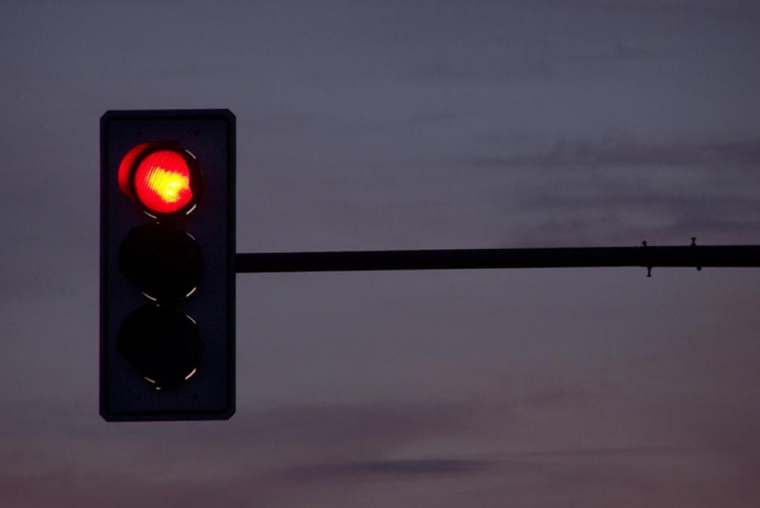 Avanço de sinal provoca colisão e deixa motociclista ferido em Alta Floresta
