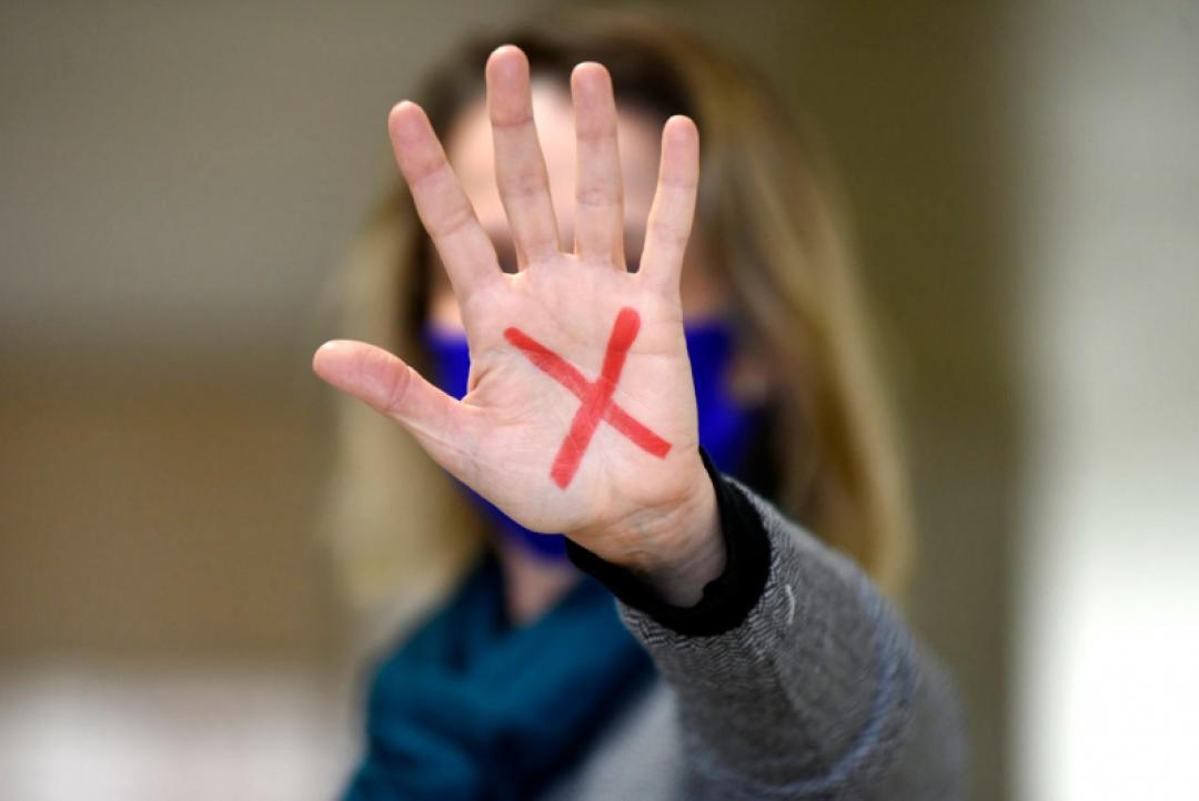 Mulher denuncia ameaças após companheiro jogar gasolina em sofá no bairro Boa Esperança