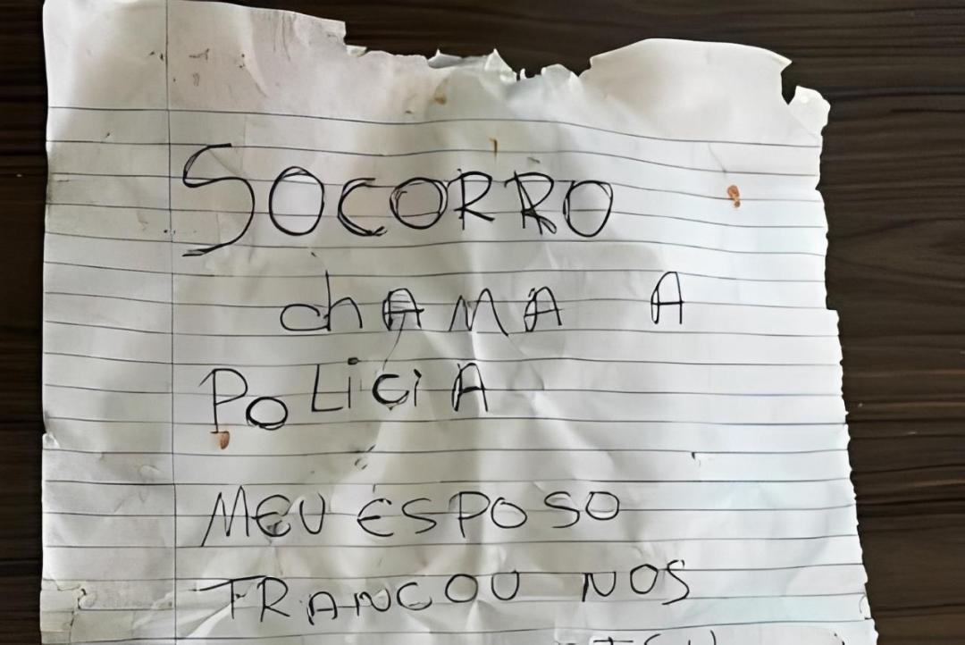 Mulher é resgatada pela PM, com os filhos após pedir ajuda por bilhete 