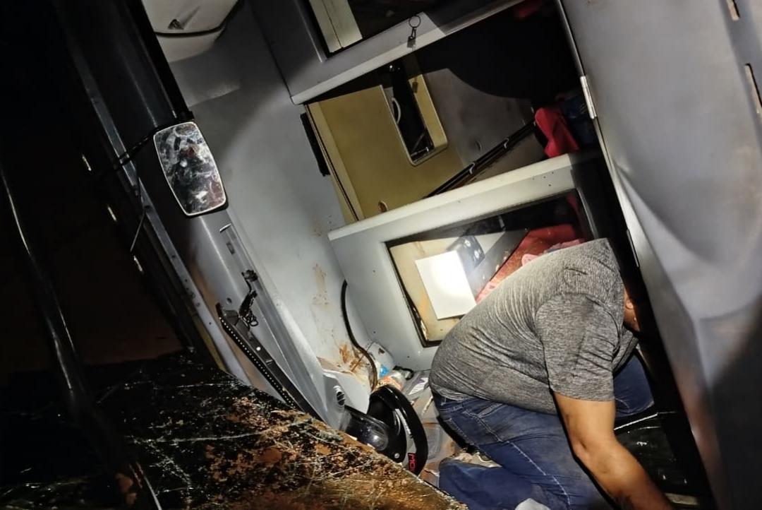 Ônibus com 26 passageiros tomba na BR-163 e deixa feridos em Lucas do Rio Verde