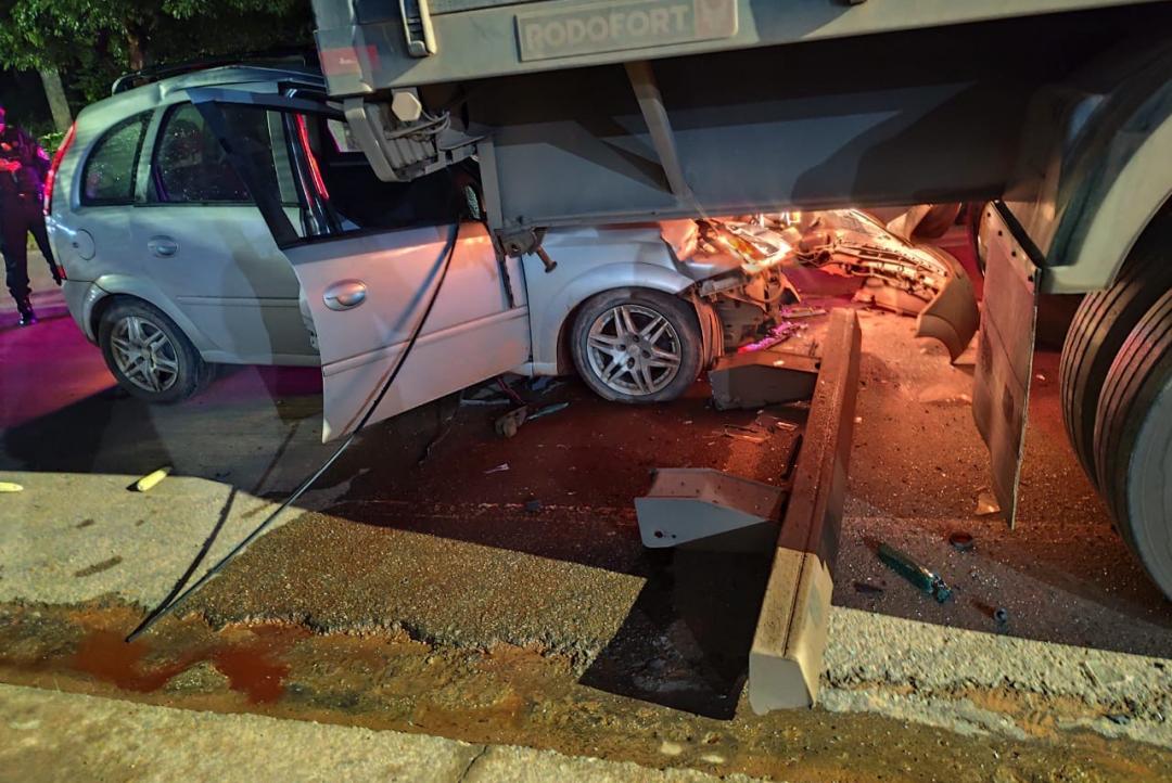 Veículo em alta velocidade atinge carreta estacionada na Perimetral; motorista foge do local