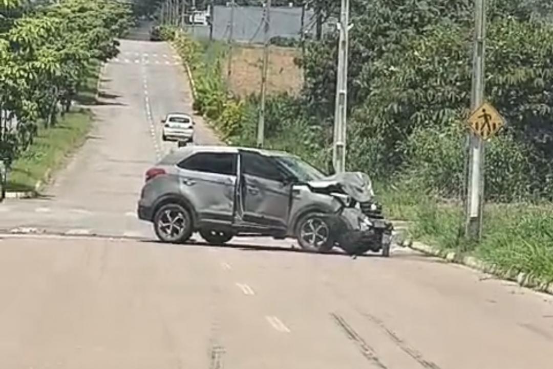 Veja vídeo: Câmeras de segurança registram colisão entre veículos no bairro Buritis, em Alta Floresta