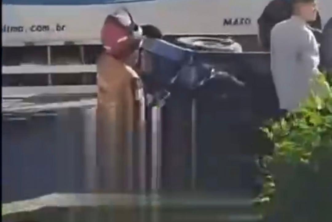 Carro funerário capota e deixa cadáver visível em plena avenida