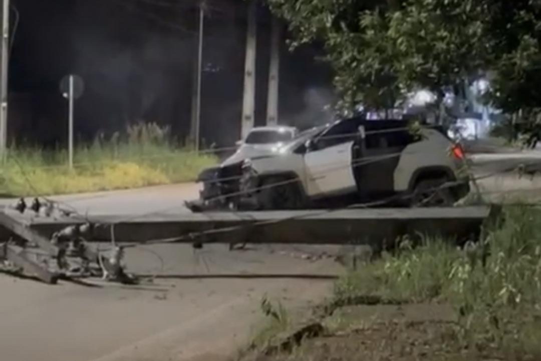 Motorista perde controle do veículo e derruba poste na Perimetral Rogério Silva