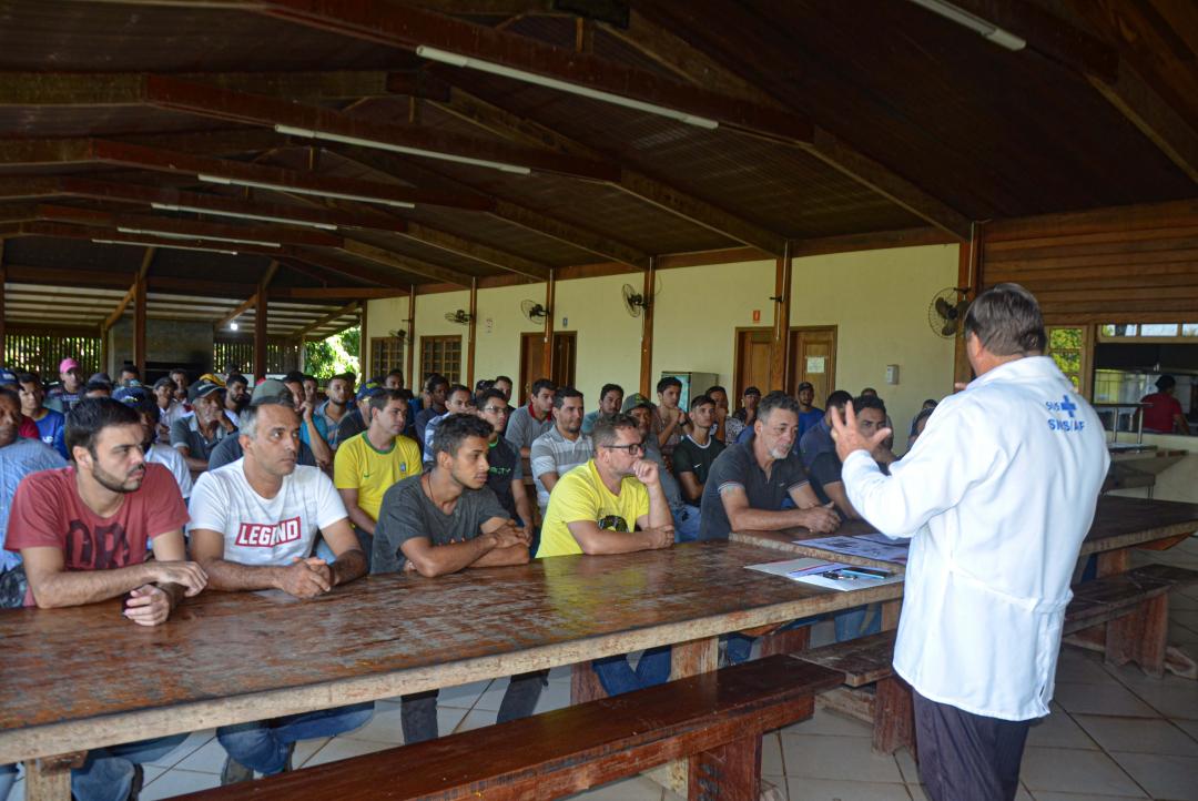 Secretaria de Saúde realiza palestra sobre Novembro Azul para empresa do setor de base florestal