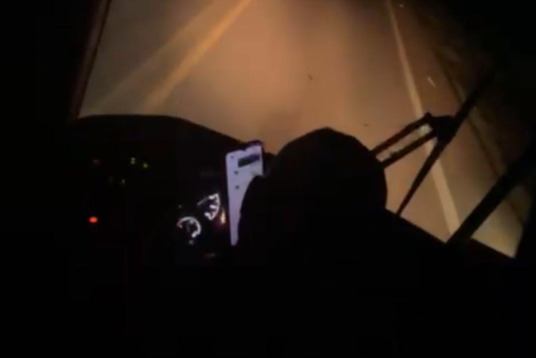 Passageira flagra motorista de ônibus usando celular ao volante na BR-163