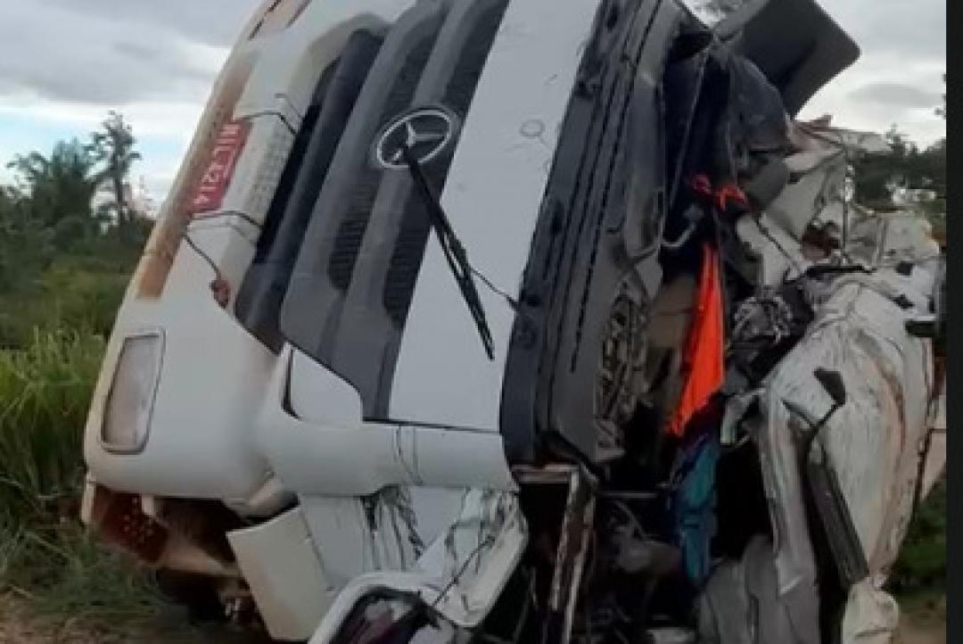 Veja vídeos: Caminhoneiro “nasce de novo” após perder controle e sair da pista na MT-208