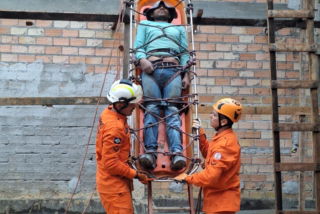 Trabalhador é resgatado pelos bombeiros após sofrer crise na coluna a 6 metros de altura em obra em Alta Floresta