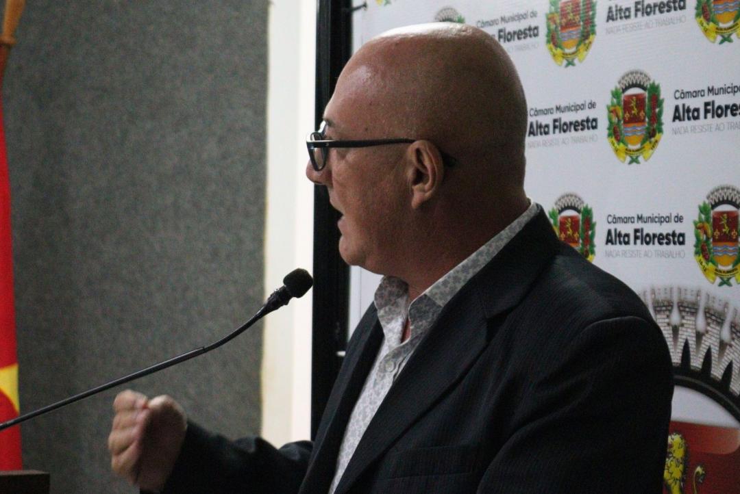 Vereador cobra solução para problemas na educação e pede fim de “picuinha” na Secretaria de Educação