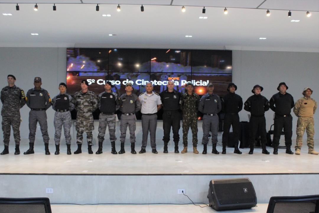 Bope forma 11 policiais em curso para uso de cães em operações de segurança