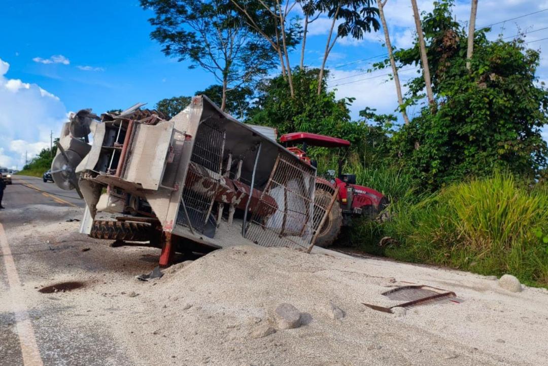 Batida entre caminhão e trator interdita parcialmente rodovia entre Apiacás e Paranaíta