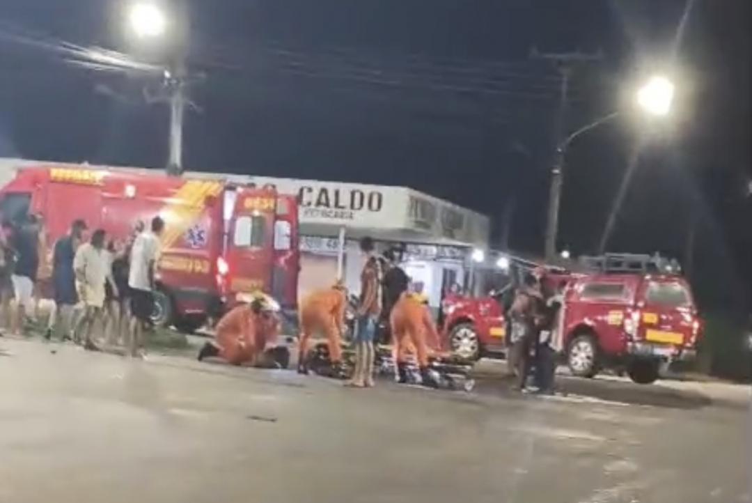 Motociclista fica ferida após colisão com carro em cruzamento na Avenida Amazonas