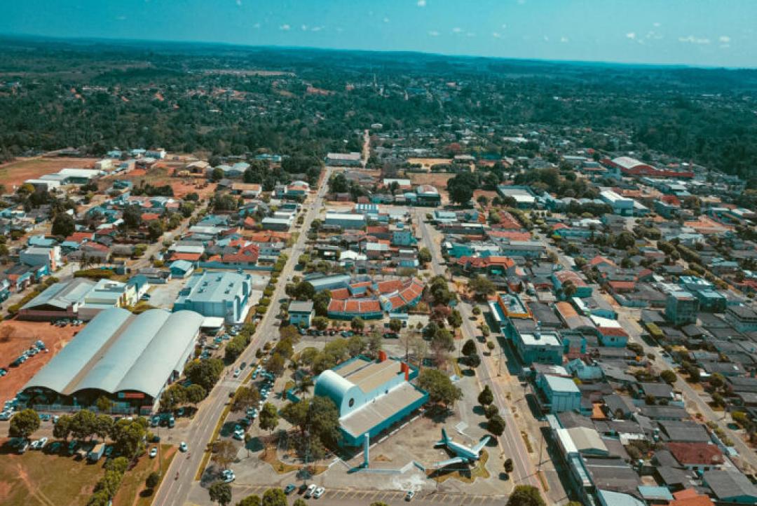 Contrato de R$ 480 mil sem licitação vira alvo do TCE e reacende crise com comércio em Alta Floresta