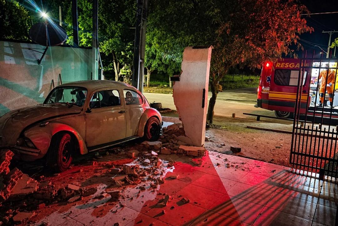 Falha mecânica faz carro invadir residência e deixa feridos em Alta Floresta