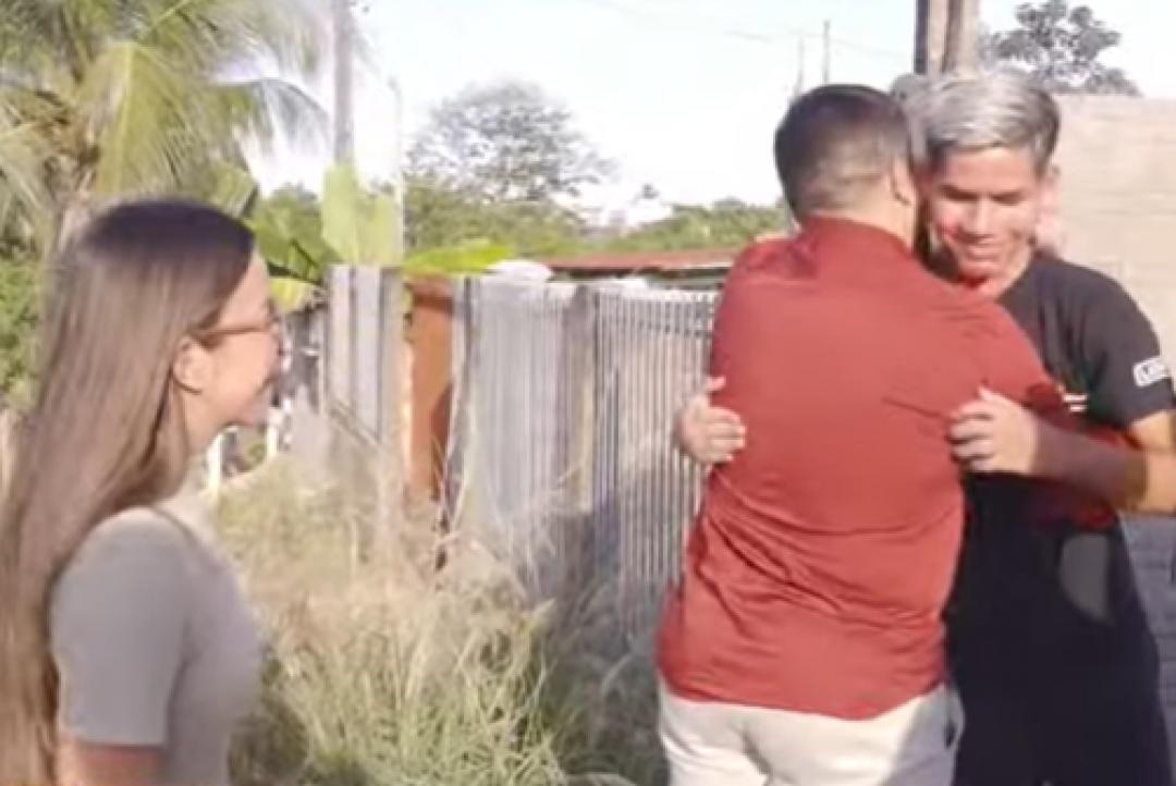 Jovem vítima de acidente recebe apresentadores que ajudaram no socorro